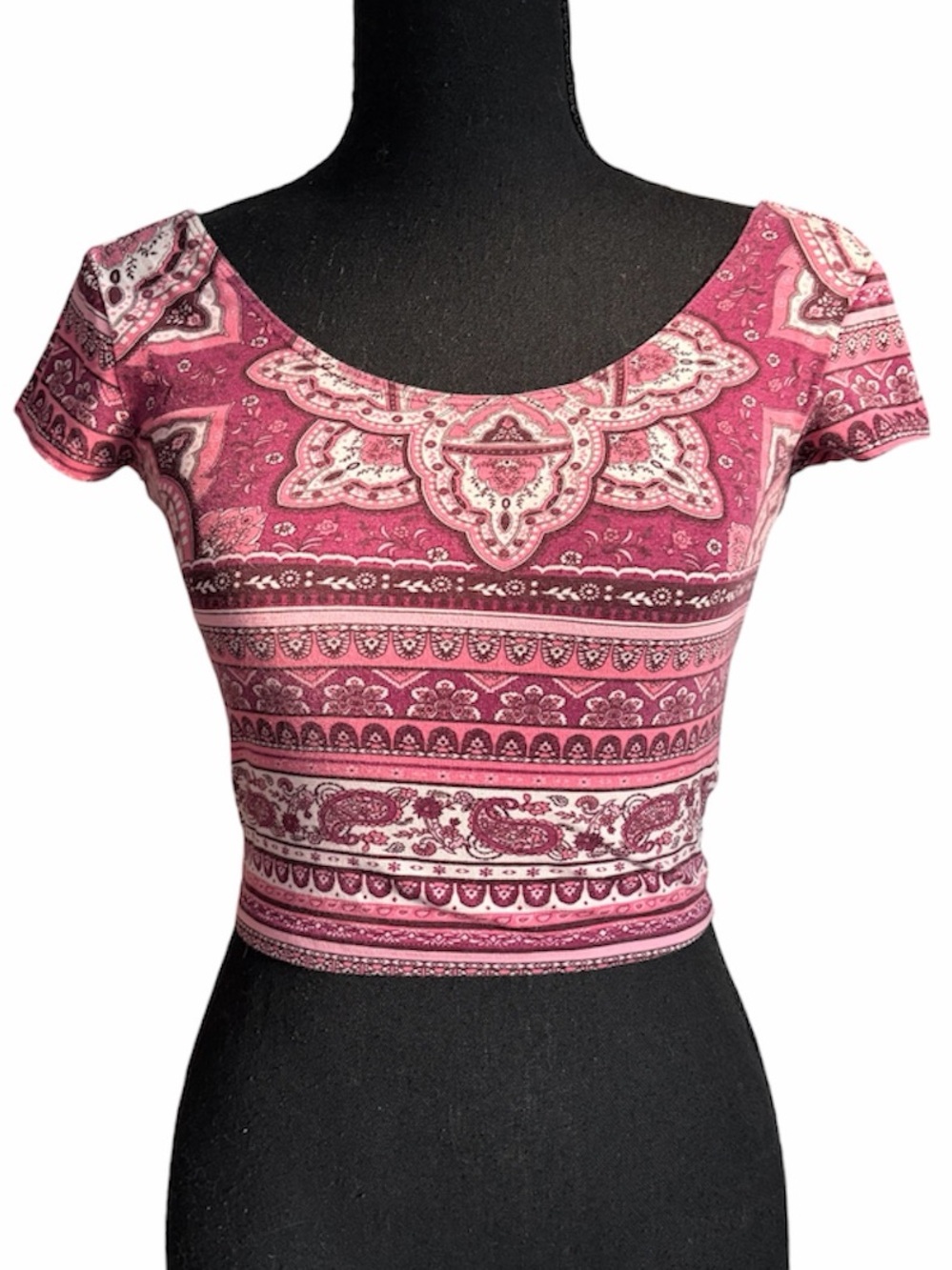 5/25$ ✨ Pink Patterned Scoop Neck Crop Top